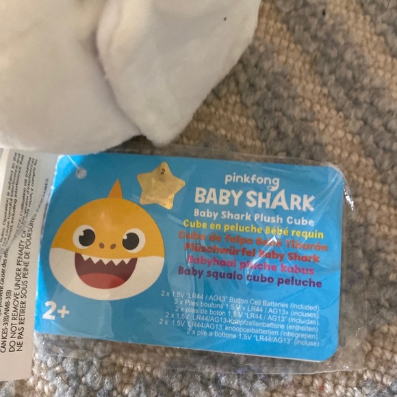 Baby Shark Singing Plush Cube - Picture 4 of 4